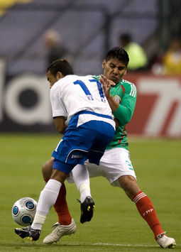 Carlos Salcido - Mexico-Honduras (Mexsport)