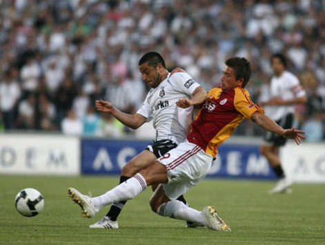 Rodrigo Tello (Besiktas) - Harry Kewell (Galatasaray) (bjk.com.tr)