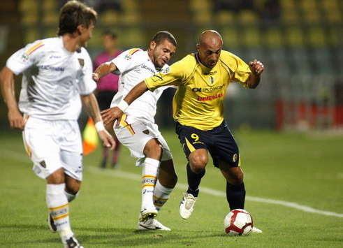 L'attaccante del Modena Salvatore Bruno in azione contro il Lecce (Foto Grazia Neri)