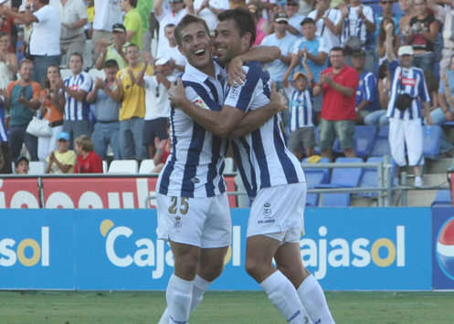 Álvaro Antón y Javi Fuego celebran con el Recreativo de Huelva