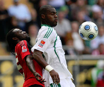 Bundesliga: VfL Wolfsburg - Bayer 04 Leverkusen, Sarpei und Grafite schenken sich nichts (firo)