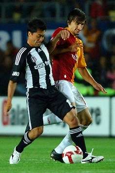 Rodrigo Tabata (Besiktas) - Mehmet Topal (Galatasaray) (galatasaray.org)