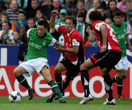 Bundesliga: SV Werder Bremen - Hannover 96, Haggui im Zweikampf mit Özil (firo)