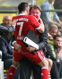 Franck Ribery celebrating goal with Louis van Gaal - Borussia Dortmund vs FC Bayern München - Bundesliga (firo)
