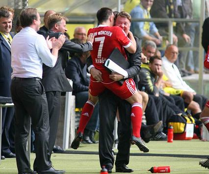 Franck Ribery celebrating goal with Louis van Gaal - Borussia Dortmund vs FC Bayern München - Bundesliga (firo)