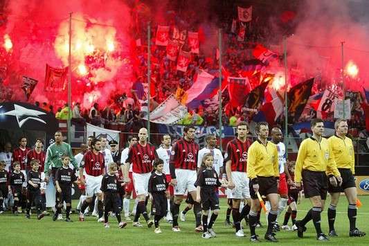 Şampiyonlar Ligi: 2006 yılında oynanan Milan - Lyon maçından bir kare