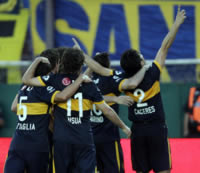 Jugadores de Boca Juniors celebran la victoria