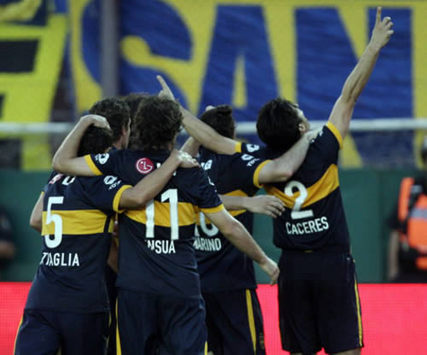 Jugadores de Boca Juniors celebran la victoria