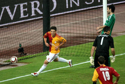 UEFA Avrupa Ligi: Elano'nun Galatasaray'ı Panatinaikos önünde 1-0 galip duruma getiren gol sonrası sevinci (INTIME)