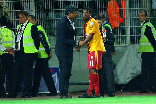 Turkcell Süper Lig: Maç içerisinde rakibine sinirlenen ve sarı kart gören Abdul Kader Keita'yı sakinleştirmek hocası Frank Rijkaard'a düştü (Galatasaray) (galatasaray.org)