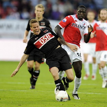 Niklas Moisander vs Jacob Mulenga, FC Utrecht - AZ (Foto PROSHOTS)