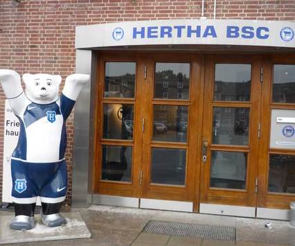 Der Berliner Bär ist natürlich auch Hertha-Fan (Duchateau/Goal.com)
