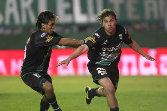 Erviti celebra junto al autor del gol Sebastian Fernandez - Banfield