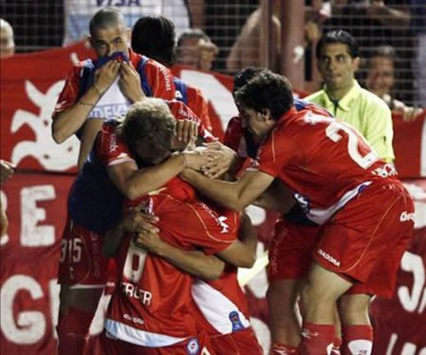 Jugadores de Argentinos celebran el gol de la victoria