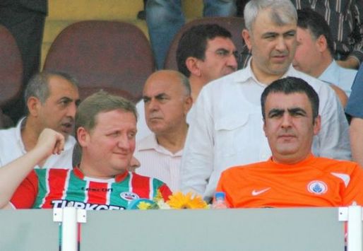 Turkcell Süper Lig: Çetin Sümer (Diyarbakırspor başkanı) ve Goksel Gümüşdağ (İstanbul Büyükşehir Belediyespor Başkanı) yaşanan olayların ardından fair play adına önemli bir olaya imza atıp rakip takım formalarıyla maçı izlerken (ibbspor.com)