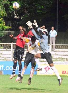 I-League: East Bengal's Abhra Mondal And Nirmal Chettri Out To Deny Mahindra's Muritala Ali (Mango Peel)