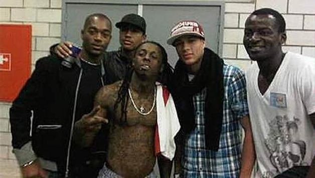 Skandal: Nach Oranje-Absage posiert Ajax-Kicker Gregory van der Wiel mit Thimothee Atoube und Lil' Wayne nach deren Konzert auf Twitter (Twitter)