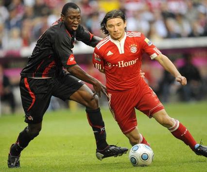Manasseh Ishiaku (1. FC Köln) gegen Danijel Pranjic (Bayern München) (OLIVER LANG/AFP/Getty Images)