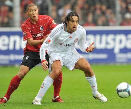 Bundesliga: SC Freiburg - Bayern München ; Du-Ri Cha - Luca Toni (MICHAEL KIENZLER/AFP/Getty Images)