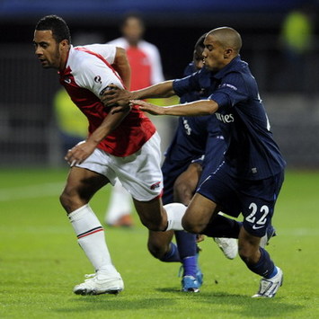 Moussa Dembele vs Gael Clichy, AZ - Arsenal (Foto PROSHOTS)
