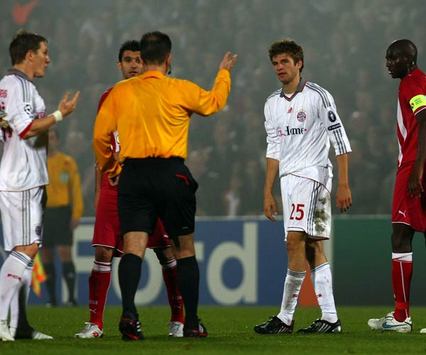 Champions League: Girondins Bordeaux - FC Bayern München / Thomas Müller discussing with the referee about his red card (Getty)