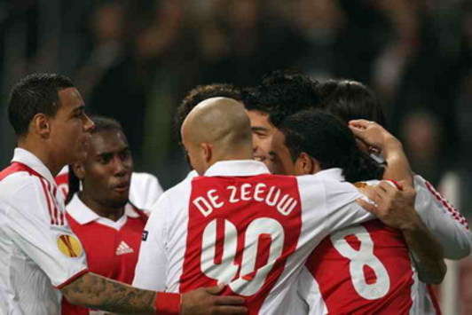 EL: Ajax - Dinamo Zagreb, Suarez wordt gefeliciteerd na de 1-0 (foto PROSHOTS)