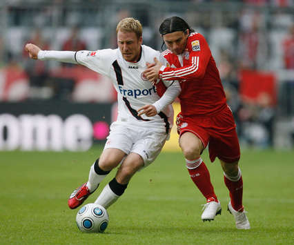 Pranjic und Ochs lassen den Ball nicht aus den Augen (Bongarts / Getty Images)