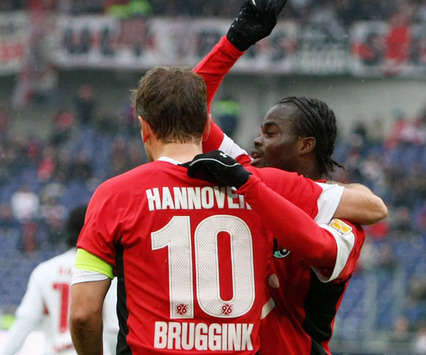 Bundesliga: Hannover 96 - VfB Stuttgart, Ya Konan, Bruggink (Bongarts / Getty Images)