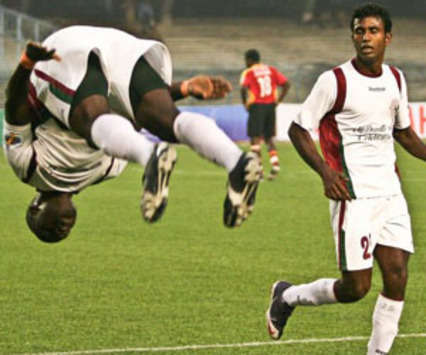 Here I Score Again: Mohun Bagan's Chidi Edeh Somersaults As Snehashish Chakrabarty Looks On (Mango Peel)