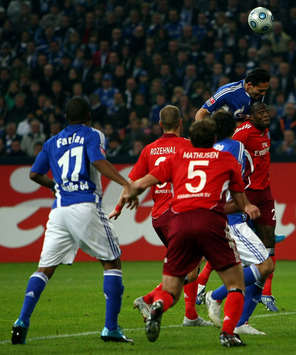 Bundesliga: Schalke 04 - Hamburger SV, Farfan, Kuranyi, Mathijsen (Bongarts / Getty Images)
