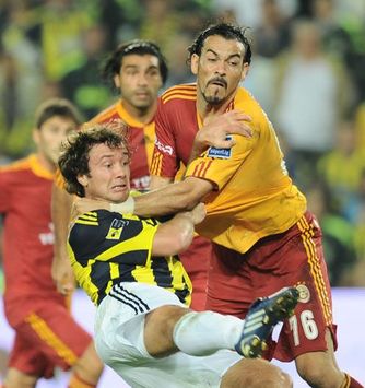 Turkcell Süper Lig: Diego Lugano (Fenerbahçe) - Servet Çetin (Galatasaray) (fenerbahce.org)