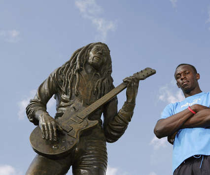 Bob Marley liebte den Fußball, hier posiert ein Sprinter neben ihm - Usain Bolt (Getty Images)