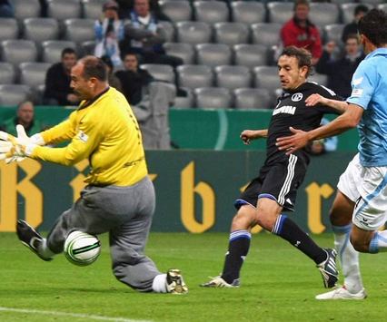 DFB Pokal 1860 München - Schalke 04: Rafinha überwindet Gabor Kiraly (Bongarts / Getty-Images)