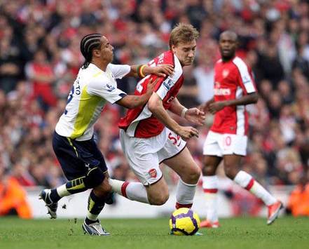 EPL: Nicklas Bendtner - Benoit Assou-Ekotto, Arsenal - Tottenham (Getty Images)