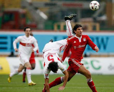 Mario Gomez gegen den fliegenden Serdar Tasci (Getty, Bongarts)
