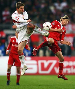 Bayerns Tymoshchuk (re.) im Duell mit Stuttgarts Hitzlsperger (Getty, Bongarts)
