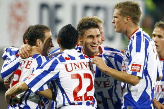 sc Heerenveen - ADO Den Haag, Beerens wordt gefeliciteerd na de 1-0 (foto PROSHOTS)