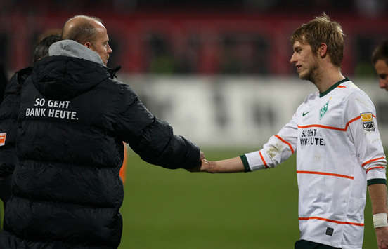 Trainer Thomas Schaaf gratuliert seinem Schützling Aaron Hunt (Getty, Bongarts)