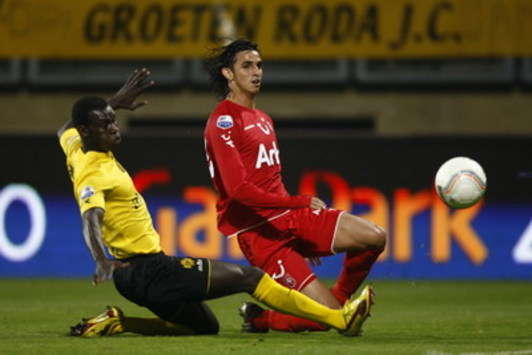 Roda JC - FC Twente, Pa-Modou Kah vs. Bryan Ruiz (foto PROSHOTS)