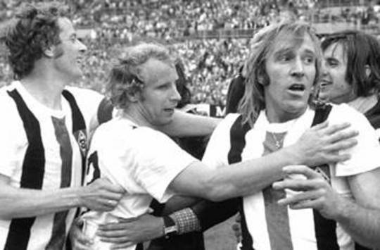 Günther Netzer und Berti Vogts bejubeln mit Borussia Mönchengladbach den DFB-Pokalsieg 1973