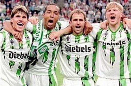 Martin Dahlin, Christian Hochstätter und Stefan Effenberg feiern mit Borussia Mönchengladbach den DFB-Pokalsieg 1995