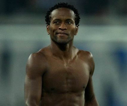 Ze Roberto denkt praktisch: Ein Sixpack hat er immer dabei (Bongarts/Getty-Images)
