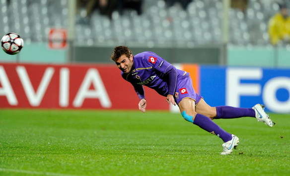 Adrian Mutu insacca di testa il goal del vantaggio viola durante Fiorentina-Debrecen (Getty Images)