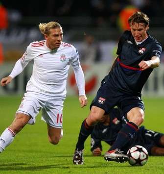 Champions League : Andriy Voronin (Liverpool) vs Kim Kallstrom (Lyon)