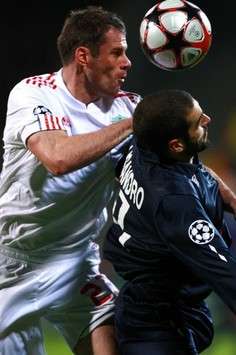 Champions League : Jamie Carragher (Liverpool) vs Lisandro Lopez (Lyon)