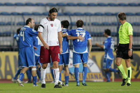 Lo sconsolato attaccante della Reggina Bonazzoli dà le spalle ai festeggiamenti dell'Empoli dopo il goal di Marianini (Getty Images)