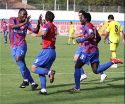 Bank Asya 1. Lig: Kardemir Karabüksporlu oyuncuların gol sevinci (bankasyabirincilig.com)