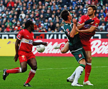Borussia Mönchengladbach - VfB Stuttgat, Artur Boka, Rob Friend, Matthieu Delpierre (Getty Images/Bongarts)
