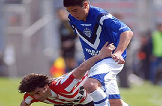 Braña lucha con Cristaldo en Estudiantes vs Velez
