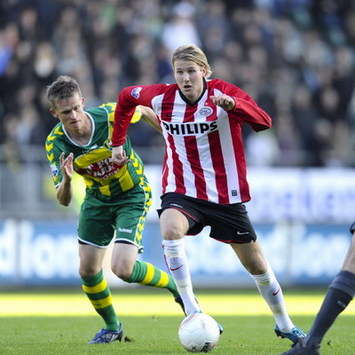 Ola Toivonen vs Csaba Horvath, ADO Den Haag - PSV (Foto PROSHOTS)
